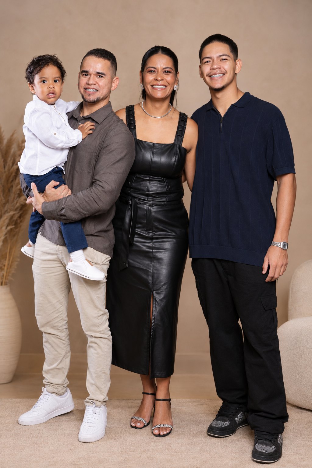 Monique Queiroz com o marido e os dois filhos